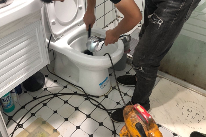 龙华山办事处疏通下水道