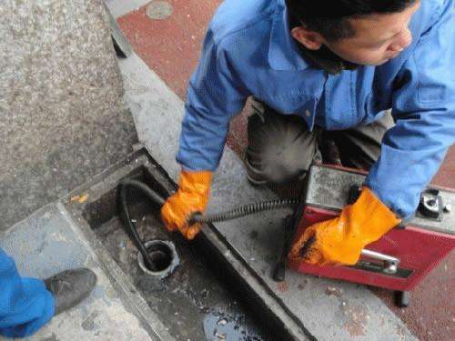 龙华山办事处疏通下水道