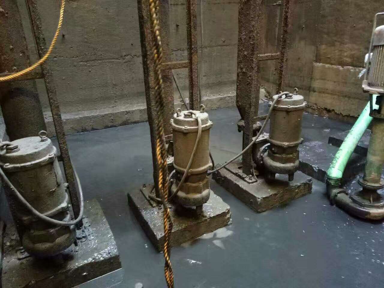 龙华山办事处污水池清理