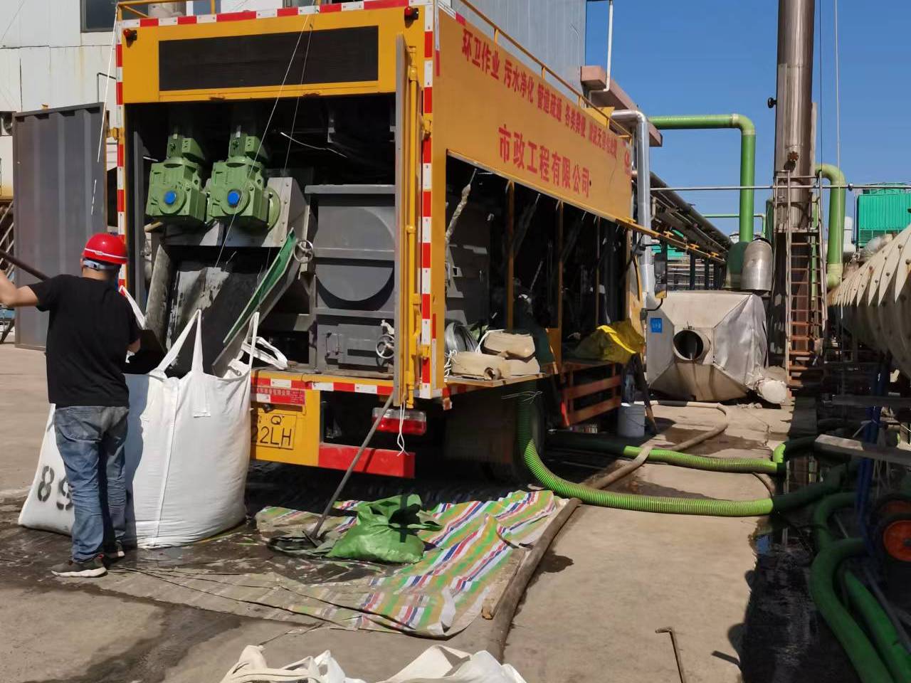 龙华山办事处淤泥压干处理