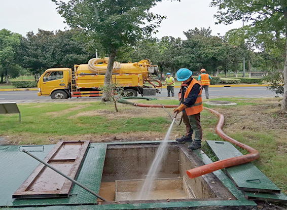龙华山办事处化油池清理