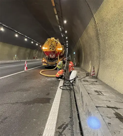 龙华山办事处隧道排水渠清淤